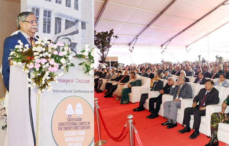 সুপ্রিম কোর্ট প্রাঙ্গণে আন্তর্জাতিক সম্মেলনে রাষ্ট্রপতি মো. সাহাবুদ্দিন প্রধান অতিথি হিসেবে যোগ দিয়েছেন। আজ সুপ্রিম কোর্টের উদ্যোগে আয়োজিত সুপ্রিম কোর্টের ইনার গার্ডেন চত্বরে ‘সাউথ এশিয়ান ইনস্টিটিউশনাল কোর্স ইন দ্য টোয়েন্টি ফাস্ট সেঞ্চুরি’ শীর্ষক আন্তর্জাতিক সম্মেলনে যোগ দেন তিনি। ছবি: পিআইডি