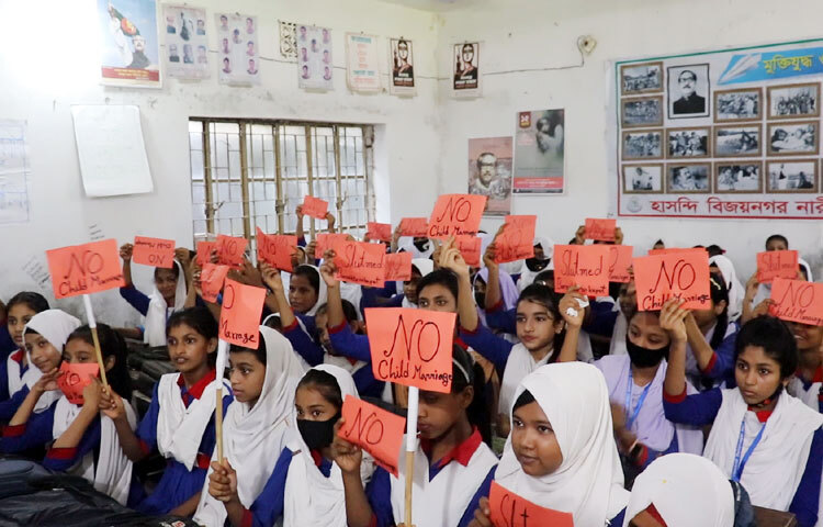 লক্ষ্মীপুরে মাধ্যমিক বিদ্যালয়ের ছাত্রীদের নিয়ে বাল্যবিয়ে প্রতিরোধে এক কর্মশালার আয়োজন করা হয়েছে। এতে শতাধিক ছাত্রী বাল্যবিয়ে করবে না বলে শপথ নিয়েছেন। আজ দুপুরে সদর উপজেলার মার্চ ফাউন্ডেশনের উদ্যোগে হাসন্দি বিজয়নগর নারী শিক্ষা নিকেতনের হলরুমে এ আয়োজন করা হয়। সুইডেনের ভাস্টিরাস থরেন স্কুল ও হাসন্দি বিজয়নগর নারী শিক্ষা নিকেতন এ কর্মশালা বাস্তবায়নে সহযোগীতা করেছে। এ কর্মশালার প্রতিপাদ্য ছিল ‘বাল্যবিয়েকে না বলি, আঠারোর আগে বিয়ে নয়’।
