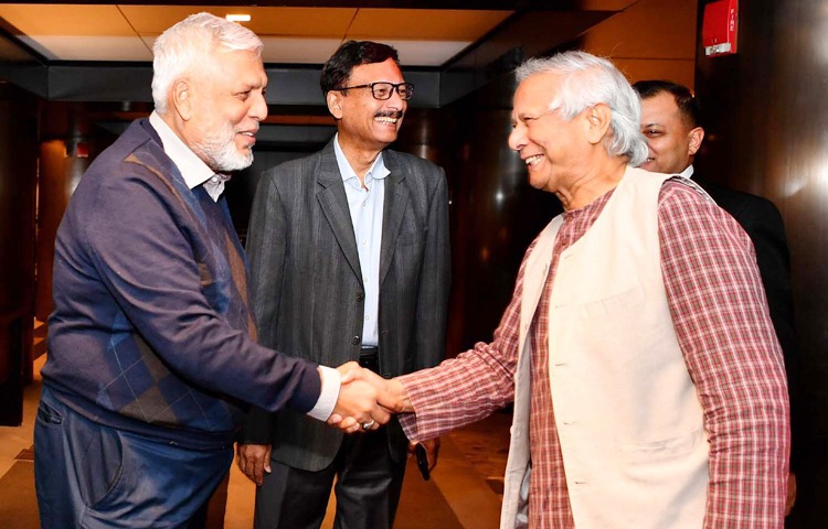 জাতিসংঘের সাধারণ পরিষদের ৭৯তম অধিবেশনে যোগদানের উদ্দেশ্যে প্রধান উপদেষ্টা প্রফেসর মুহাম্মদ ইউনূস গতকাল নিউইয়র্কে হায়াত গ্র্যান্ড সেন্ট্রাল হোটেলে পৌঁছালে পররাষ্ট্র উপদেষ্টা মো. তৌহিদ হোসেন এবং সড়ক পরিবহন ও সেতু উপদেষ্টা মুহাম্মদ ফাওজুল কবির খান তাকে স্বাগত জানান। ছবি: পিআইডি