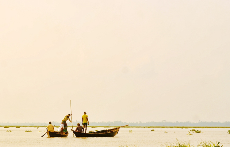 প্রতিদিন বিকেলে মেঘনা নদীর তীরে নৌকা দিয়ে মাছ ধরতে ছুটে আসেন জেলেরা। ছবি: মো. শাওন