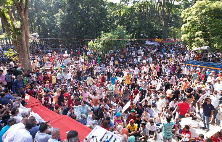 বিএনপির চলমান আন্দোলন প্রসঙ্গে মির্জা ফখরুল ইসলাম আলমগীর বলেন, আওয়ামী লীগ গুগলি বুঝতে পারেনি, কোনো দিক দিয়ে বল যাচ্ছে। আমরা বহুদূর এগিয়ে গেছি। ছবি: সংগৃহীত