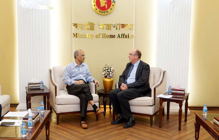 স্বরাষ্ট্র উপদেষ্টা লেফটেন্যান্ট জেনারেল মো. জাহাঙ্গীর আলম চৌধুরীর (অব.) সঙ্গে আজ মন্ত্রণালয়ে তার অফিসকক্ষে জাতিসংঘের অফিস অব দ্য হাইকমিশনার ফর হিউম্যান রাইটসের প্রতিনিধিদল সাক্ষাৎ করে। ছবি: পিআইডি