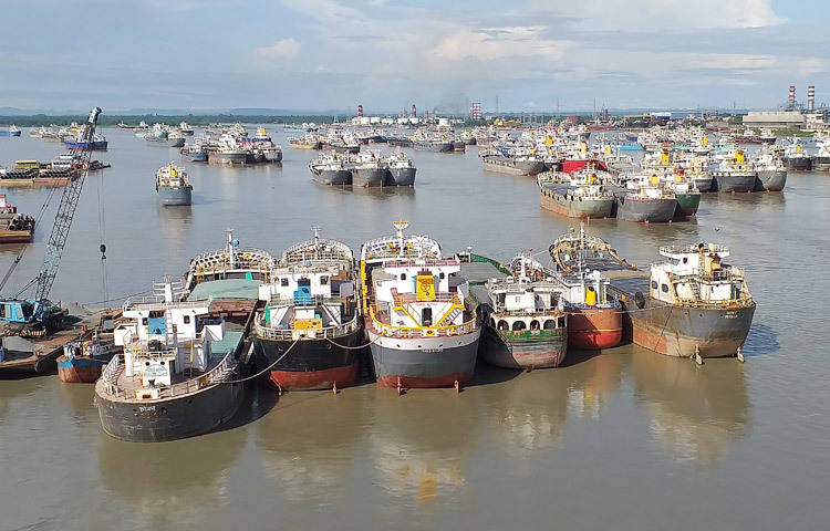 চট্টগ্রাম বন্দর দিয়ে আমদানি করা কার্গোপণ্য পরিবহনে লাইটারেজ ব্যবসায় ভেঙেছে দীর্ঘদিনের সিন্ডিকেট। উন্মুক্ত পণ্য পরিবহনের কারণে ভাড়া কমেছে ২০-৩০ শতাংশ। ফলে কমছে উৎপাদন খরচ। লাভবান হচ্ছেন ভোক্তা। ছবি: জাগো নিউজ