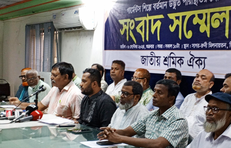 দেশকে অর্থনৈতিকভাবে পঙ্গু করতে ফ্যাসিবাদের দোসররা পোশাক শিল্পে অস্থিরতা তৈরি করছে বলে মন্তব্য করেছেন জাতীয় শ্রমিক ঐক্যের সভাপতি এম এ ফয়েজ। আজ সকালে ঢাকা রিপোর্টার্স ইউনিটিতে আয়োজিত সংবাদ সম্মেলনে তিনি এসব কথা বলেন। ছবি: জাগো নিউজ