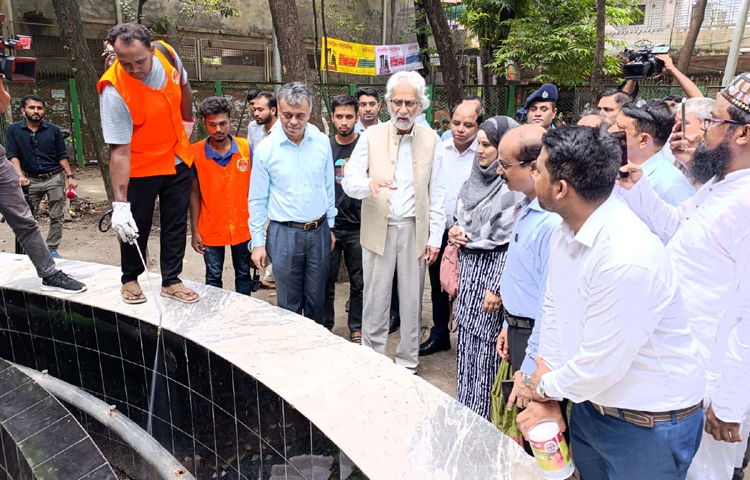 স্থানীয় সরকার, পল্লী উন্নয়ন ও সমবায় উপদেষ্টা এ এফ হাসান আরিফ আজ ঢাকায় নয়াবাজারের নবাব সিরাজউদ্দৌলা পার্ক ও আহমেদ বাওয়ানি একাডেমি স্কুল অ্যান্ড কলেজ এলাকায় লার্ভা সাইডিং ও পরিচ্ছন্নতা কার্যক্রম পরিদর্শন করেন। ছবি: পিআইডি