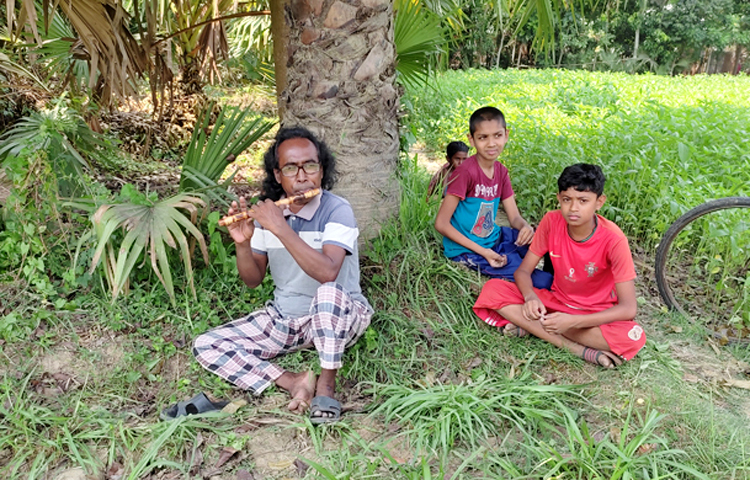 বংশীবাদক বাবলু। বাঁশি বাবলু নামেও পরিচিত। পুরো নাম হাদী বাবুল আক্তার বাবলু। প্রায় ২০ বছরেরও বেশি সময় বাঁশি বাজিয়ে মানুষকে বিনোদন দিয়ে চলছেন। শুধু কি তাই এই বাঁশির সুরের মধ্যেও রয়েছে তার বিরহের স্মৃতি। ফরিদপুরের রুদ্রবানা গ্রামে বেড়ে ওঠা বাবলুর। হাদি আতিউর রহমানের ছেলে সদা হাস্যোজ্জল বিনয়ী বাবলু একজন ফুটবল খেলোয়াড়ও। দর্জি কারিগর ও কৃষি কাজের পাশাপাশি তার রয়েছে শখের অতি আদরের দাবুড়ে ঘোড়া। আশপাশে ঘোড়দৌড় প্রতিযোগিতায় দাবুড়ে ঘোড়া নিয়ে অংশ নেন তিনি। ছবি-জাগো নিউজ