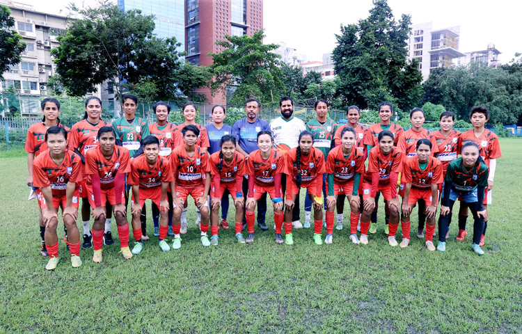 প্রথমবারের মতো এশিয়ান গেমসে অংশ নেবে বাংলাদেশ নারী ফুটবল দল। সাবিনাদের জন্য ঐতিহাসিক এই গেমস। ২২ সেপ্টেম্বর জাপানের বিপক্ষে অভিষেক ম্যাচ নারী ফুটবল দলের। আজ (সোমবার) রাতে গেমসে অংশ নিতে ঐতিহাসিক যাত্রা শুরু করবে সাবিনা-মারিয়া মান্ডারা। ছবি- সংগৃহীত