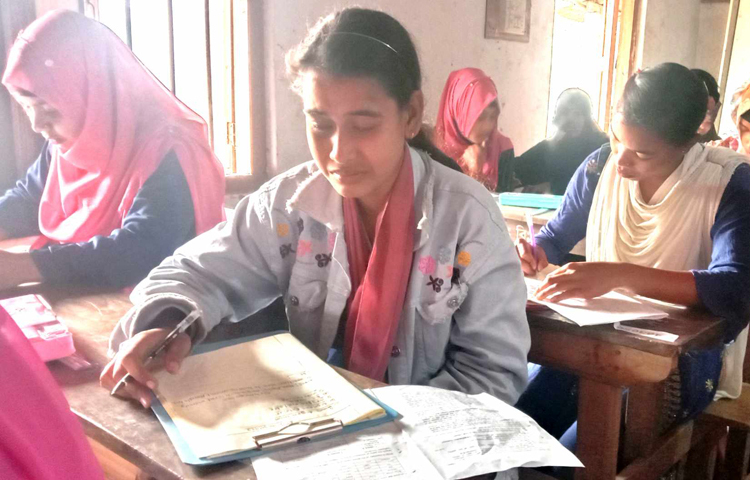 রংপুরের পীরগাছায় বাবার মরদেহ বাড়িতে রেখে এসএসসি পরীক্ষায় অংশ নিয়েছে হুমায়রা আক্তার তিন্নি নামে এক শিক্ষার্থী। আজ সকালে পীরগাছা জেএন সরকারি মডেল উচ্চ বিদ্যালয় কেন্দ্রে পরীক্ষায় অংশ নেয় সে। হুমায়রা আক্তার তিন্নি রাজবাড়ী উচ্চ বিদ্যালয়ের শিক্ষার্থী। ছবি- জাগো নিউজ