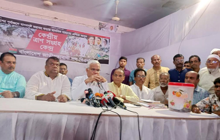 বন্যার্তদের সহায়তায় গঠিত বিএনপির ত্রাণ তহবিলে গত পাঁচদিনে নগদ আড়াই কোটি টাকাসহ প্রায় ১০ কোটি টাকা মূল্যের ত্রাণসামগ্রী জমা পড়েছে। আজ সকালে নয়াপল্টনের দলের কেন্দ্রীয় কার্যালয়ে সংবাদ সম্মেলনে দলটির স্থায়ী কমিটির সদস্য অধ্যাপক এ জেড এম জাহিদ হোসেন এ তথ্য জানিয়েছেন। ছবি: জাগো নিউজ