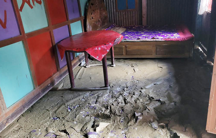 দেশের দক্ষিণ-পূর্বাঞ্চলের ওপর দিয়ে বয়ে গেল স্মরণকালের ভয়াবহ বন্যা। এরমধ্যে ফেনীতে পানি নেমে গেলেও নোয়াখালীতে এখনো কাটেনি বন্যার রেশ। গত ১০ দিন ধরে পানিবন্দি নোয়াখালীর বিভিন্ন উপজেলার কয়েক হাজার মানুষ। ফলে সেখানকার বন্যার্ত মানুষের দুর্ভোগের শেষ নেই। ছবি: জাগো নিউজ