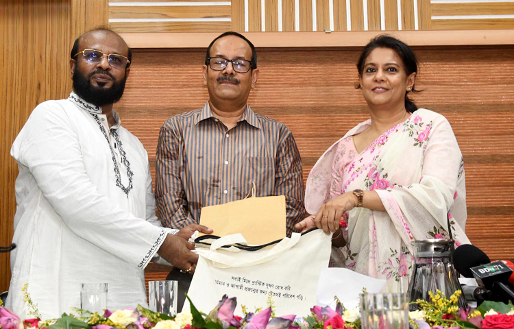 পরিবেশ, বন ও জলবায়ু পরিবর্তন উপদেষ্টা সৈয়দা রিজওয়ানা হাসান আজ ঢাকায় মোহাম্মদপুর টাউন হলে পলিথিন শপিং ব্যাগ, পলিইথাইলিন বা পলিপ্রপাইলিনের তৈরি অন্য কোনো সামগ্রীর ওপর বিদ্যমান নিষেধাজ্ঞা কঠোরভাবে বাস্তবায়নের লক্ষ্যে কাঁচাবাজারে ক্লিনআপ কার্যক্রম উদ্বোধন অনুষ্ঠানে পলিথিনের বিকল্প সামগ্রী বিতরণ করেন। ছবি: পিআইডি