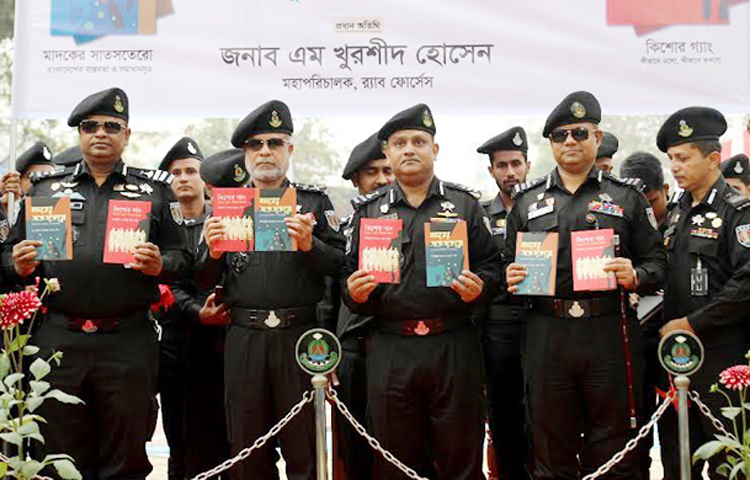 অমর একুশে বইমেলায় এলিট ফোর্স র্যাবের লিগ্যাল অ্যান্ড মিডিয়া শাখার পরিচালক কমান্ডার খন্দকার আল মঈনের লেখা সচেতনতামূলক দুটি বইয়ের মোড়ক উন্মোচন করা হয়েছে। সমাজের জনসচেতনতামূলক বিষয় নিয়ে ‘মাদকের সাত সতেরো- বাংলাদেশের বাস্তবতা ও সমাধান সূত্র’ এবং ‘কিশোর গ্যাং-কীভাবে এলো, কীভাবে রুখবো’ শীর্ষক দুটি বইয়ের মোড়ক উন্মোচন করেন র্যাব মহাপরিচালক (ডিজি) অতিরিক্ত আইজিপি এম খুরশীদ হোসেন। আজ দুপুরে জাতীয় শহীদ মিনারে শহীদ দিবস ও আন্তর্জাতিক মাতৃভাষা দিবসের নিরাপত্তা সংক্রান্ত মতবিনিময় শেষে বই দুটির মোড়ক উন্মোচন করেন তিনি। ছবি- সংগৃহীত
