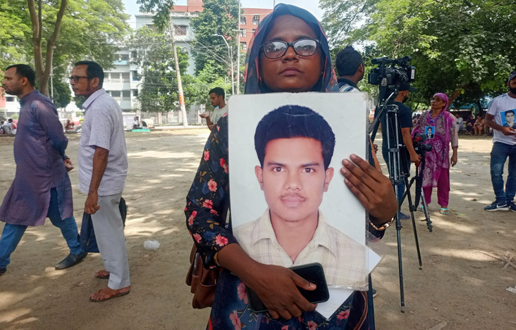২০১৩ সালের ৪ ডিসেম্বর বাসা থেকে কাওসার হোসেনকে তুলে নিয়ে যাওয়া হয়। অসুস্থ স্ত্রী মিনু আক্তার তখন বাড়িতে ছিলেন না। তিনি এখন জানেন না আসলে তার স্বামী বেঁচে আছেন নাকি মারা গেছেন। ১১ বছর পরও অপেক্ষার পালা শেষ হয়নি তার। দুপুরে মিনু আক্তার এসেছিলেন ঢাকার কেন্দ্রীয় শহীদ মিনারে। ছবি: জাগো নিউজ