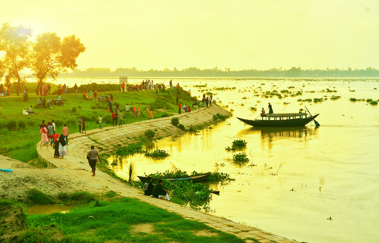 ব্রাহ্মণবাড়িয়ার নবীনগরে মেঘনা নদীর একপাশে দেখা যায় পর্যটন স্পট। এ স্পটের নাম এমপি টিলা। ছবি: মো. শাওন