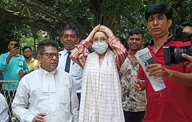 শ্লীলতাহানির অভিযোগে করা মামলায় ব্যবসায়ী নাসির উদ্দিন মাহমুদ ও তুহিন সিদ্দিকী অমিসহ তিনজনের বিরুদ্ধে সাক্ষ্য দিয়েছেন চিত্রনায়িকা পরীমণি। আজ ঢাকার নারী ও শিশু নির্যাতন দমন ট্রাইব্যুনাল-৯ এর বিচারক শাহিনা হক সিদ্দিকার আদালতে উপস্থিত হয়ে সাক্ষ্য দেন তিনি। সাক্ষ্য দেওয়ার একপর্যায়ে আইনজীবীদের প্রশ্নের উত্তরে পরীমণি কান্না করে বলেন, এত লোকের মাঝে আমি কীভাবে এ বিষয় বলবো। এসময় বিচারক বলেন, প্রকাশ্য আদালতে আপনার বলতে সমস্যা হলে ক্যামেরা ট্রায়ালের আবেদন করেন।