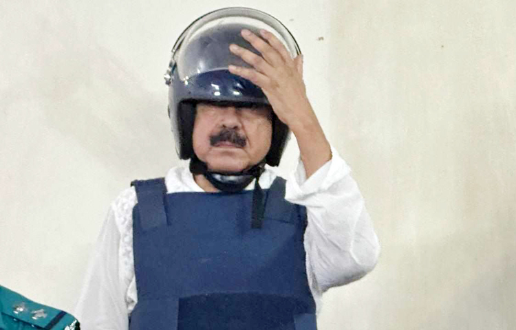 রাজধানীর ধানমন্ডি থানায় করা হত্যা মামলায় সাবেক নৌ-পরিবহন মন্ত্রী শাজাহান খানের ৭ দিনের রিমান্ড মঞ্জুর করেছেন আদালত। বৈষম্যবিরোধী ছাত্র আন্দোলন চলাকালে গুলিতে আব্দুল মোতালিব (১৪) নামের এক কিশোর নিহতের ঘটনায় এ মামলা করা হয়। আজ শাজাহান খানকে ঢাকার সিএমএম আদালতে হাজির করে পুলিশ। ছবি: জাগো নিউজ