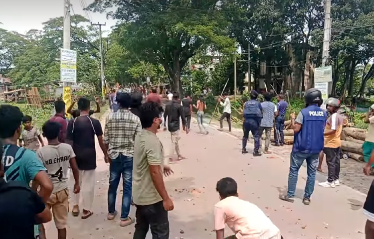 ব্রাহ্মণবাড়িয়ার সরাইল উপজেলায় মোটরসাইকেলের সঙ্গে ভ্যানের ধাক্কা লাগাকে কেন্দ্র করে দুই গ্রামবাসীর মধ্যে দফায় দফায় সংঘর্ষ হয়েছে। আজ বেলা সাড়ে ১১টা থেকে দুপুর দেড়টা পর্যন্ত সরাইলের সদর ইউনিয়নের বড্ডাপাড়া গ্রাম ও উচালিয়াপাড়া গ্রামের লোকজনের মধ্যে এ সংঘর্ষ হয়। এতে উভয়পক্ষের অর্ধশতাধিক লোক আহত হন। ছবি: জাগো নিউজ