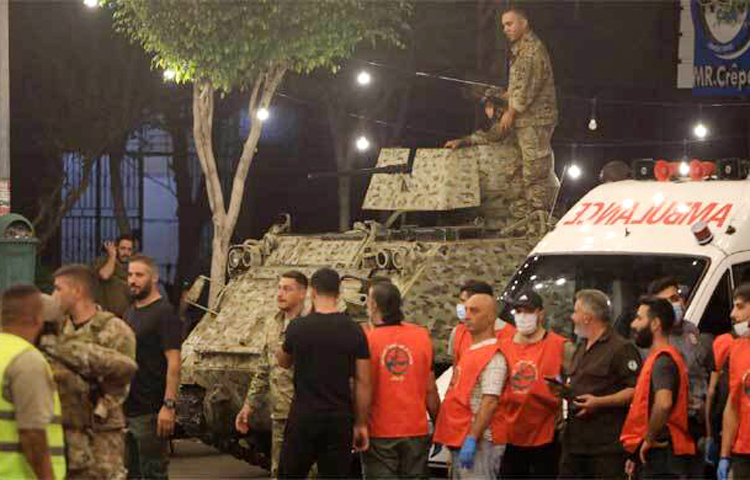 লেবাননে ইসরায়েলি বাহিনীর ভয়াবহ হামলায় এখন পর্যন্ত ৫৫৮ জন নিহত হয়েছে। এর মধ্যে ৫০ জনই শিশু। এছাড়া আহত হয়েছে আরও ১ হাজার ৮৩৫ জন। লেবাননের স্বাস্থ্য মন্ত্রণালয় জানিয়েছে, দেশটির বিভিন্ন অংশে ইসরায়েলি বাহিনীর হামলায় এসব হতাহতের ঘটনা ঘটেছে। ছবি: এএফপি