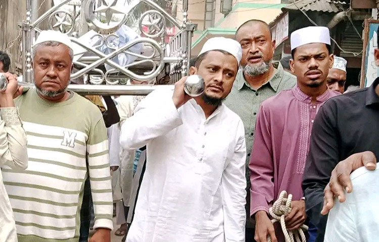 প্যারোলে মুক্তি পেয়ে বাবার জানাজায় অংশ নিয়েছেন ফেনীর যুবলীগ নেতা ইয়াছিন শরীফ মজুমদার। আজ বেলা ১১টার দিকে পৌরসভার পূর্ব অনন্তপুর ছয়ঘরিয়া ঈদগাহ ময়দানে অনুষ্ঠিত জানাজায় পুলিশের কড়া নিরাপত্তার মধ্যে তাকে আনা হয়। ছবি: সংগৃহীত