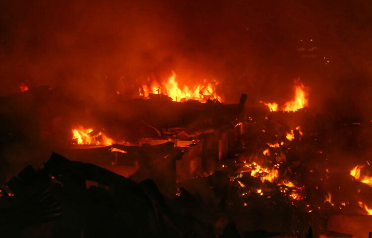 পানির অভাবে আগুন নিয়ন্ত্রণে বেগ পেতে হয়েছে ফায়ার সার্ভিসের কর্মীদের। আগুন নেভাতে মোট ১৯টি ইউনিট কাজ করেছে।