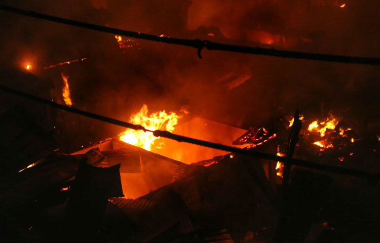 টানা ৫ ঘণ্টারও বেশি সময় পর রাত ১০টা ৩৫ মিনিটে কড়াইল বস্তির আগুন নিয়ন্ত্রণে এসেছে।