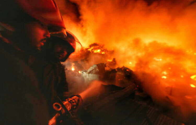 ফায়ার সার্ভিসের ইউনিট পৌঁছালেও কিছু সময় পর শেষ হতে থাকে গাড়িতে থাকা পানি।