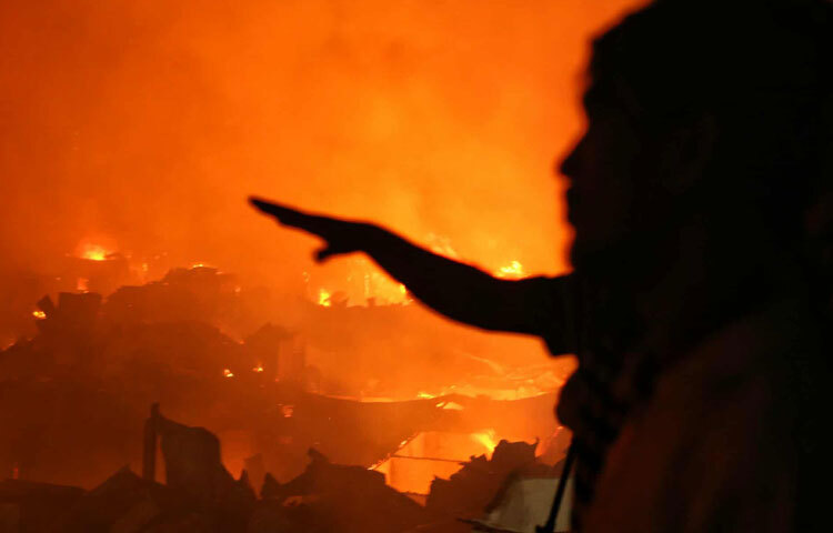 আগুনে বস্তির প্রায় ১৫০০ ঘর-বাড়ি পুড়েছে। আগুনে এখন পর্যন্ত হতাহতের কোনো তথ্য নেই ফায়ার সার্ভিস ও পুলিশের কাছে।