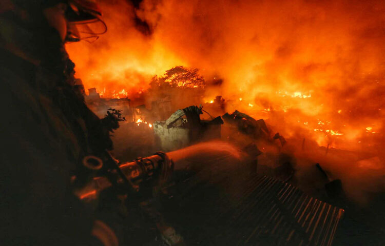 ফায়ার সার্ভিস ও সিভিল ডিফেন্সের ১৯টি ইউনিটের চেষ্টায় আগুন নিয়ন্ত্রণে আসে।