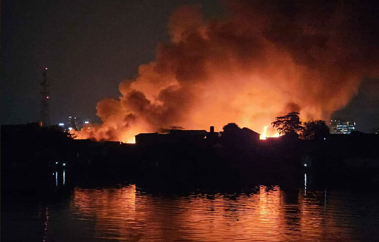 পরে বিকল্প পানির উৎস খুঁজে পান ফায়ার ফাইটাররা। বস্তির ঝিলপাড় খালে জেনারেটর বসিয়ে সেখান থেকে পানির পাইপ টেনে নিয়ে যাওয়া হয় আগুনের উৎপত্তিস্থলে।