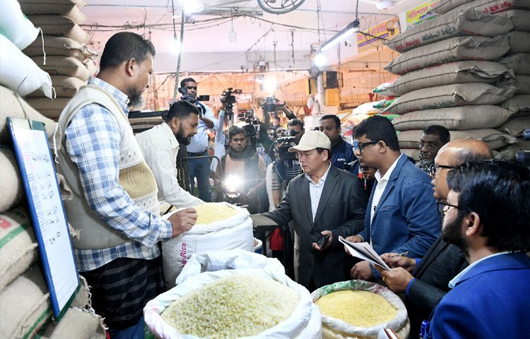 আজ খাদ্য মন্ত্রণালয়ের পক্ষ থেকে রাজধানীর বিভিন্ন এলাকায় বাজার তদারকির অভিযান পরিচালনা করা হয়েছে। ছবি: পিআইডি