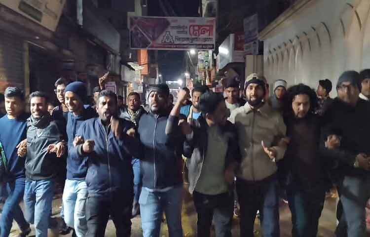 শরিফ ওসমান হাদির মৃত্যুতে বিক্ষোভ মিছিল করেছে পিরোজপুর জেলা বিএনপির অঙ্গ সংগঠন ও জুলাই মঞ্চের নেতাকর্মীসহ ছাত্র-জনতা। শহরের টাউন ক্লাব রোড থেকে একটি বিক্ষোভ মিছিল বের হয়ে শহরের বিভিন্ন স্থান প্রদক্ষিণ করে। পরে শহীদ মিনার চত্বরে গিয়ে সংক্ষিপ্ত সভা অনুষ্ঠিত হয়।