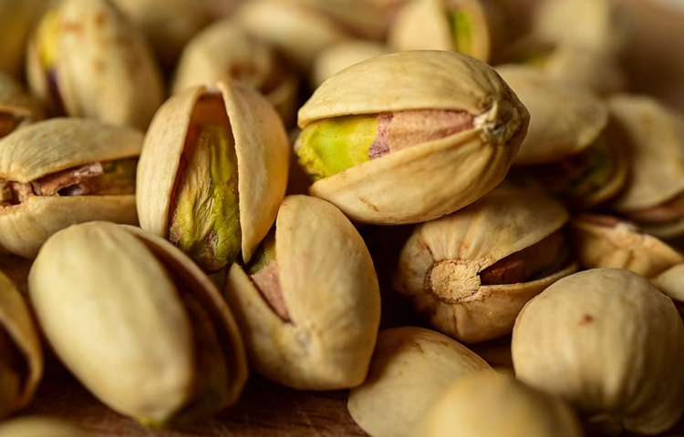 পেস্তা খাদ্যতালিকাগত ফাইবার সমৃদ্ধ, হজমের স্বাস্থ্যের উন্নতি করে ও ওজন নিয়ন্ত্রণে সহায়তা করে। এতে লুটেইন ও জিক্সানথিন আছে, যা হলো অ্যান্টি অক্সিডেন্ট। এটি চোখের স্বাস্থ্য ভালো রাখে ও বয়সের সঙ্গে ম্যাকুলার অবক্ষয় প্রতিরোধ করে। এছাড়া পেস্তা বাদাম মানসিক চাপ ও রক্তচাপ কমাতে সাহায্য করতে পারে। এটি উদ্ভিদ-ভিত্তিক প্রোটিন ও স্বাস্থ্যকর চর্বির উত্স। ছবি: সংগৃহীত