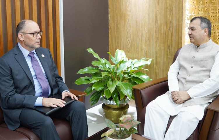 পরিবেশ, বন ও জলবায়ু পরিবর্তন মন্ত্রী সাবের হোসেন চৌধুরীর সঙ্গে সাক্ষাৎ করেছেন বাংলাদেশে নিযুক্ত যুক্তরাষ্ট্রের রাষ্ট্রদূত পিটার হাস। ছবি: পিআইডি