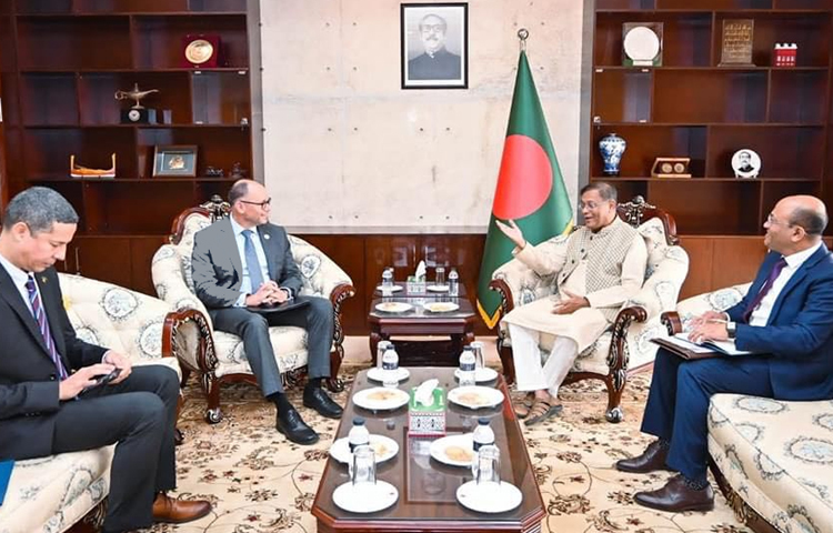 বাংলাদেশ-যুক্তরাষ্ট্রের সম্পর্ককে আরও এগিয়ে নিতে ভবিষ্যতে একসঙ্গে কাজ করবেন বলে জানিয়েছেন ঢাকায় নিযুক্ত মার্কিন রাষ্ট্রদূত পিটার হাস। ছবি: ইসমাইল হোসেন রাসেল