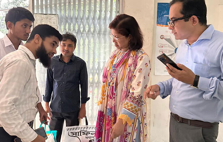 বাংলাদেশ সচিবালয়ে একবার ব্যবহার্য প্লাস্টিক নিষিদ্ধকরণ কার্যক্রম বাস্তবায়নের লক্ষ্যে পরিবেশ, বন ও জলবায়ু পরিবর্তন মন্ত্রণালয়ের মনিটরিং টিম ও আইন-শৃঙ্খলা বাহিনী আজ বিশেষ অভিযান পরিচালনা করে। ছবি: পিআইডি