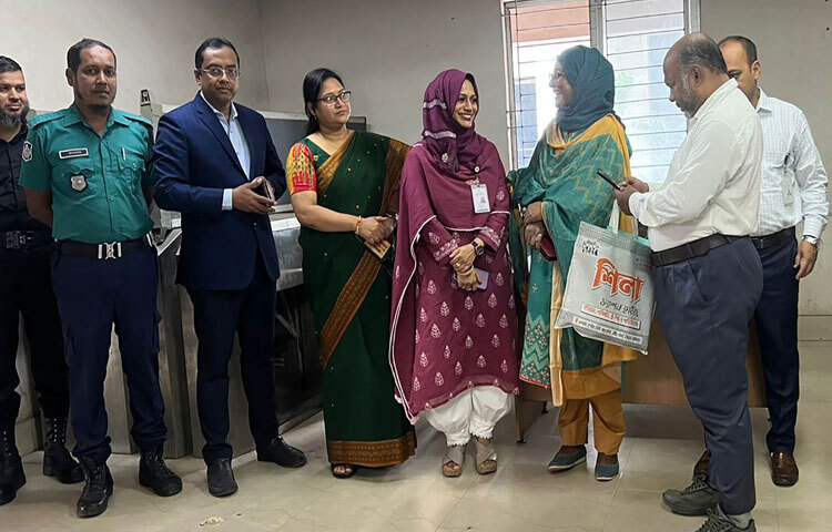 বাংলাদেশ সচিবালয়ে একবার ব্যবহার্য প্লাস্টিক নিষিদ্ধকরণ কার্যক্রম বাস্তবায়নে মনিটরিং ও সচেতনতামূলক কার্যক্রম পরিচালনা করে পরিবেশ, বন ও জলবায়ু পরিবর্তন মন্ত্রণালয়ের মনিটরিং টিম। ছবি: পিআইডি