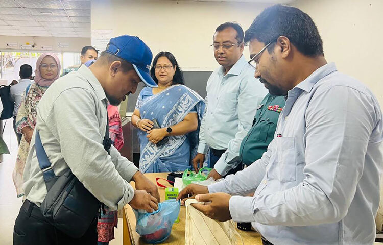 সচিবালয়ে একবার ব্যবহার্য প্লাস্টিক নিষিদ্ধকরণ কার্যক্রম বাস্তবায়নে মনিটরিং ও সচেতনতামূলক কার্যক্রম পরিচালনা করে পরিবেশ, বন ও জলবায়ু পরিবর্তন মন্ত্রণালয়ের মনিটরিং টিম। ছবি: পিআইডি