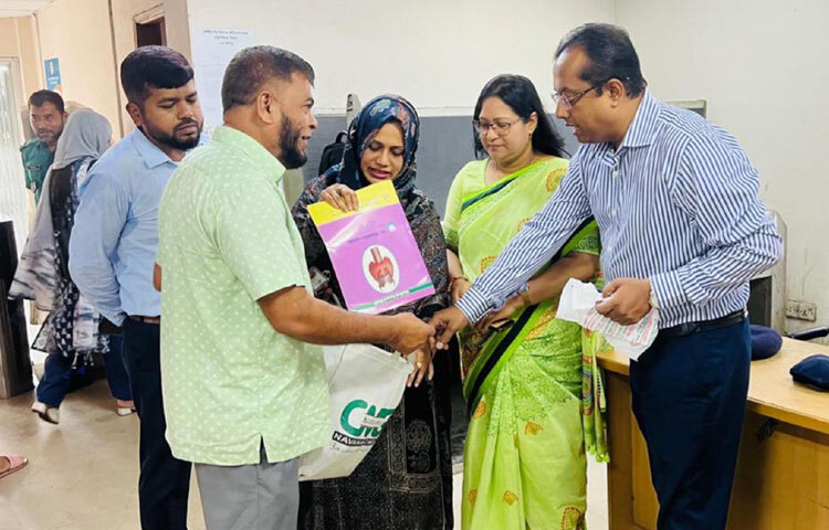 সচিবালয়ে একবার ব্যবহার্য প্লাস্টিক নিষিদ্ধকরণ কার্যক্রম বাস্তবায়নে পরিবেশ, বন ও জলবায়ু পরিবর্তন মন্ত্রণালয়ের মনিটরিং টিম ও স্বরাষ্ট্র মন্ত্রণালয়ের ফোকাল পয়েন্ট মনিটরিং ও সচেতনতামূলক কার্যক্রম পরিচালনা করে। ছবি: পিআইডি