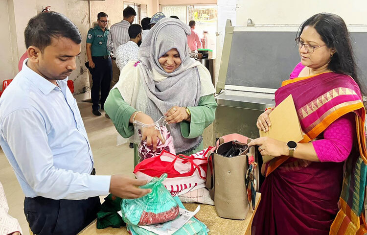 ঢাকায় বাংলাদেশ সচিবালয়ে একবার ব্যবহার্য প্লাস্টিক নিষিদ্ধকরণ কার্যক্রম বাস্তবায়নে মনিটরিং ও সচেতনতামূলক কার্যক্রম পরিচালনা করে পরিবেশ, বন ও জলবায়ু পরিবর্তন মন্ত্রণালয়ের মনিটরিং টিম। ছবি: পিআইডি