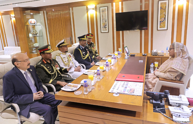 পঞ্চমবারের মতো সরকার প্রধান হিসেবে শপথ নিয়ে প্রধানমন্ত্রী শেখ হাসিনা আজ সকালে সশস্ত্র বাহিনী বিভাগে তার নিজ কার্যালয়ে প্রথম কর্মদিবস পালন করেছেন। ছবি: ইয়াসিন কবির জয়