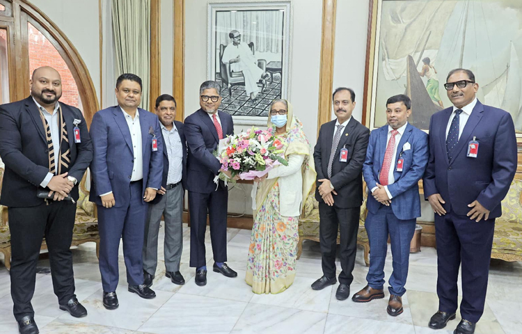 পঞ্চমবার প্রধানমন্ত্রী হওয়ায় বঙ্গবন্ধুকন্যা শেখ হাসিনাকে আজ গণভবনে বিটিএমএ, বেবিচক, ইনস্টিটিউশন অব ডিপ্লোমা ইঞ্জিনিয়ার্স, বাংলাদেশ ও সম্মিলিত সাংস্কৃতিক জোট ও ছাত্রনেতারা ফুল দিয়ে অভিনন্দন জানান। ছবি: ইয়াসিন কবির জয়