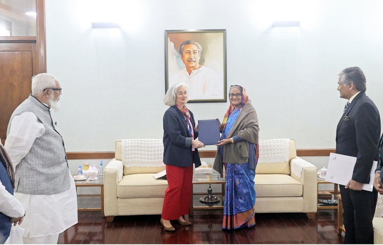 আজ সকালে গণভবনে প্রধানমন্ত্রী শেখ হাসিনার সঙ্গে সৌজন্য সাক্ষাৎ করেন ঢাকায় নিযুক্ত ফ্রান্সের রাষ্ট্রদূত মিসেস মারি মাসদুপুই। ছবি: ইয়াসিন কবির জয়