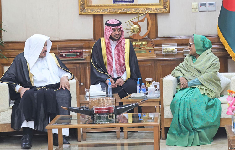 সকালে গণভবনে সৌদি আরবের শুরা কাউন্সিলের সভাপতি ড. আব্দুল্লাহ বিন মুহাম্মদ বিন ইব্রাহীম আল শেখের নেতৃত্বে প্রধানমন্ত্রী শেখ হাসিনার সঙ্গে সৌজন্য সাক্ষাৎ করেন প্রতিনিধিদল। ছবি: ইয়াসিন কবির জয়