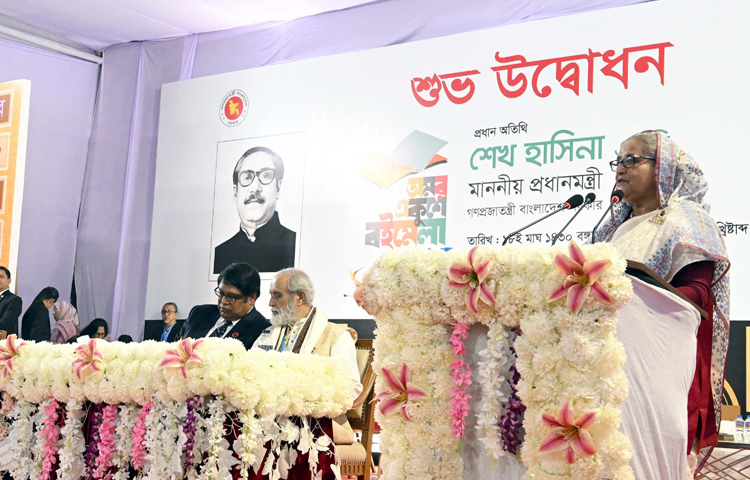 প্রধানমন্ত্রী শেখ হাসিনা আজ বিকেলে রাজধানীর বাংলা একাডেমিতে রেকর্ড ২১তম বারের মতো মাসব্যাপী ‘অমর একুশে বইমেলা-২০২৪’ এর উদ্বোধন করেছেন। ছবি: বাসস