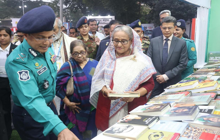 বইমেলায় ডিএমপির স্টল পরিদর্শন ও বই কিনলেন প্রধানমন্ত্রী শেখ হাসিনা। ছবি: তৌহিদুজ্জামান তন্ময়