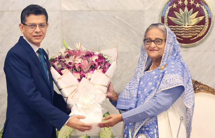 আজ সকালে প্রধানমন্ত্রী শেখ হাসিনার সভাপতিত্বে প্রধানমন্ত্রীর কার্যালয়ে সচিব সভা অনুষ্ঠিত হয়। রেকর্ড পঞ্চমবারের মতো এবং টানা চতুর্থবারের মতো প্রধানমন্ত্রী নির্বাচিত হওয়ায় বঙ্গবন্ধুকন্যা শেখ হাসিনাকে সচিবদের পক্ষ থেকে মন্ত্রিপরিষদ সচিব মো. মাহবুব হোসেন ফুল দিয়ে অভিনন্দন জানান। ছবি: ইয়াসিন কবির জয়