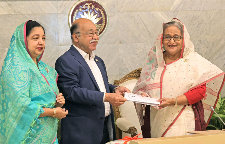 শিল্প মন্ত্রী নূরুল মজিদ মাহমুদ হুমায়ূন ও সচিব জাকিয়া সুলতানা আজ প্রধানমন্ত্রী শেখ হাসিনার কাছে টাঙ্গাইল শাড়ি, নরসিংদীর অমৃত সাগর কলা ও গোপালগঞ্জের রসগোল্লার ভৌগোলিক নির্দেশক বা জিআই পণ্য হিসেবে স্বীকৃতির সনদ হস্তান্তর করেছেন।  ছবি: ইয়াসিন কবির জয়