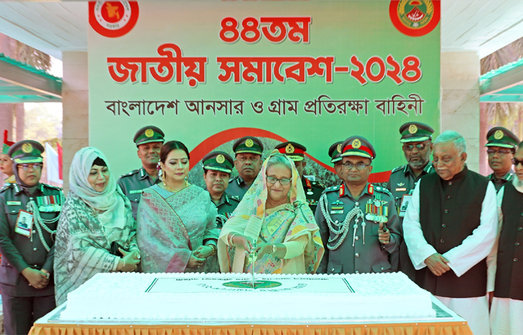 আজ গাজীপুরের সফিপুরে আনসার ও ভিডিপি একাডেমিতে বাংলাদেশ আনসার ও গ্রাম প্রতিরক্ষা বাহিনীর ৪৪তম জাতীয় সমাবেশ ও কুচকাওয়াজ অনুষ্ঠানে কেক কাটেন প্রধানমন্ত্রী শেখ হাসিনা। ছবি: ইয়াসিন কবির জয়