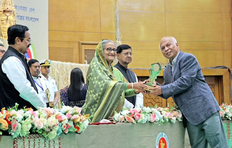 আজ সকালে বঙ্গবন্ধু আন্তর্জাতিক সম্মেলন কেন্দ্রে জাতীয় পাট দিবস-২০২৪ উদযাপন উপলক্ষে আয়োজিত অনুষ্ঠানে ১১ ক্যাটাগরিতে ২০ ব্যক্তি ও প্রতিষ্ঠানকে সম্মাননা স্মারক প্রদান করেন প্রধানমন্ত্রী শেখ হাসিনা।  ছবি: ইয়াসিন কবির জয়