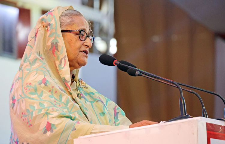 বঙ্গবন্ধুর ১০৪তম জন্মবার্ষিকী ও জাতীয় শিশু দিবস উপলক্ষে গোপালগঞ্জের টুঙ্গিপাড়ায় বঙ্গবন্ধুর সমাধি প্রাঙ্গণে মহিলা ও শিশু বিষয়ক মন্ত্রণালয় আয়োজিত অনুষ্ঠানে বক্তব্য রাখেন প্রধানমন্ত্রী শেখ হাসিনা। ছবি: ইয়াসিন কবির জয়